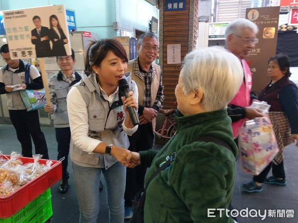 ▲陳思宇士林市場掃街。（圖／記者蔣婕妤攝）