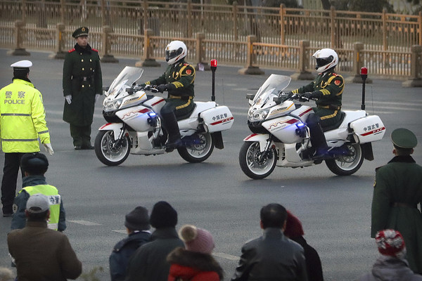 ▲▼金正恩車隊伴有多名警力維護。（圖／達志影像／美聯社）