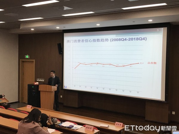 ▲澳門科技大學劉成昆分析2018年第四季度消費者信心指數 。（圖／記者蔡浩祥攝）