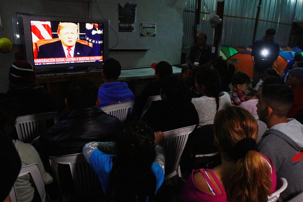 ▲▼移民聚集在蒂華納（Tijuana）觀看川普演說直播。（圖／路透）