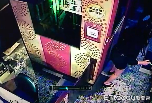 ▲▼男子疑似與離職員工發生爭執，遭撂人持刀械圍毆。（圖／記者林煒傑翻攝）