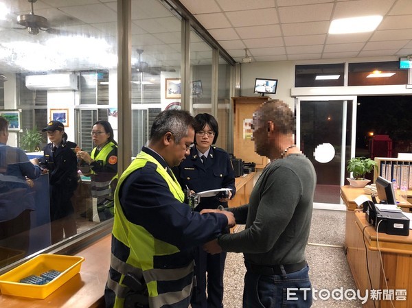 ▲廖姓駕駛開車走走停停形跡可疑遭女警攔車關切。（圖／台東縣警察局提供，下同）