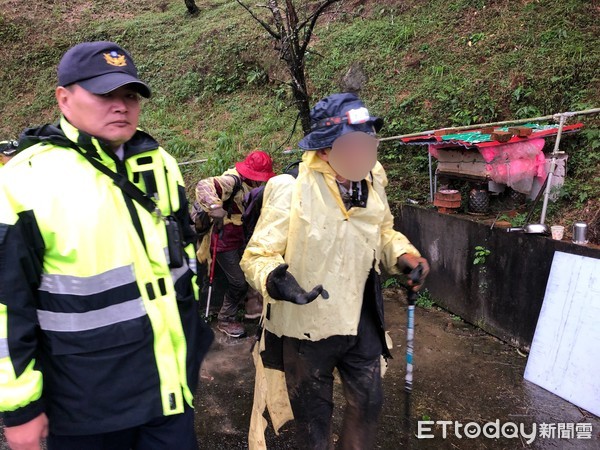 ▲ 夫妻重登舊山道深夜迷途 瑞芳警冒雨搜山尋獲。（圖／記者郭世賢翻攝）