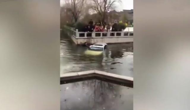 ▲轎車墜河５人被困，其中４名是孩童。（圖／江西都市現場）