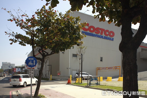 ▲忠孝西路兩側有多家商店外，採買可至特力家居、COSTCO。（圖／記者張瑞傑攝）