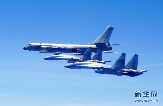 ▲▼中國空軍蘇-35戰機護航轟-6K轟炸機。（圖／新華網）