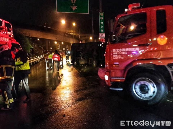 ▲ 瑞芳台62甲匝道貨櫃車失控翻覆 駕駛命危送醫。（圖／記者郭世賢攝）