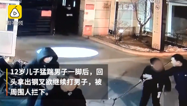 ▼女保全兒子為了護母，準備拿鐵桿和騎士一決勝負。（圖／翻攝自梨視頻）