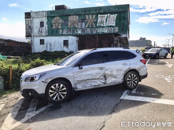 ▲ 砂石車追撞機車休旅車3人傷 直衝民宅牆「撞出新的落地窗」。（圖／記者郭世賢攝）