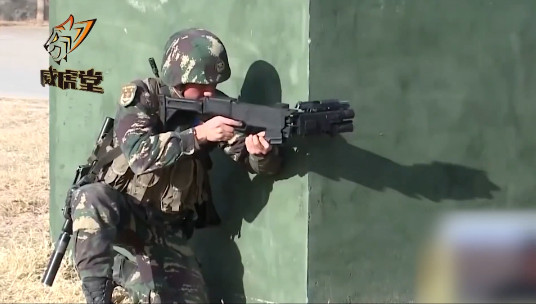 ▲解放軍軍人使用拐角槍。（圖／翻攝自央視網）