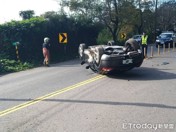 ▲▼一輛保時捷跑車經過石碇區時被小山丘擊落翻覆，車上2名女子送醫。（圖／記者林煒傑翻攝）