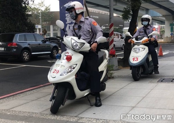 ▲▼男子駕車在大街狂飆甩尾，遭巡邏員警壓制在地上動彈不得。（圖／記者宋德威攝，下同）