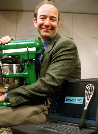 2000年的貝佐斯，開始把廚房高端產品也納入亞馬遜的電商事業。（東方IC）