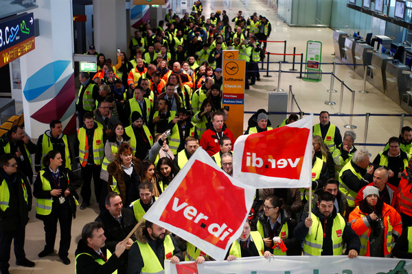 ▲▼德國服務業工會「Ver.di」號召機場的保安人員發起罷工活動，爭取加薪，造成643個航班取消。（圖／路透）