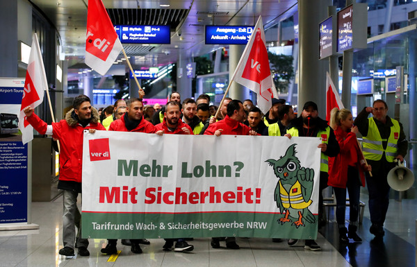 ▲▼德國服務業工會「Ver.di」號召機場的保安人員發起罷工活動，爭取加薪，造成643個航班取消。（圖／路透）