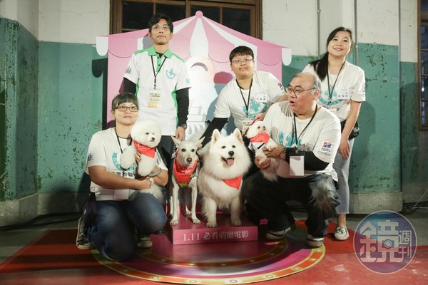 現場除了「台灣狗醫生協會」帶來的寵物外，也有上百位粉絲帶來自己的狗狗一起來觀影。