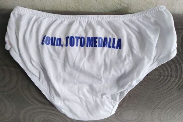 ▲菲律賓市議員發送印上自己的名字的女性內褲。             。（圖／翻攝自Facebook／Aica Abarabar）
