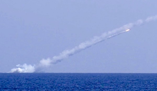 ▲▼基洛級潛艇發射3M-54「口徑」巡弋飛彈,2017年9月17日對敘利亞發射,科爾皮諾號(B-271),諾夫哥羅德號(B-268)。（圖／翻攝自俄羅斯國防部）