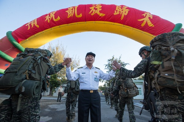 陸戰隊長距離行軍訓練　考驗官兵意志力。（圖／軍聞社）