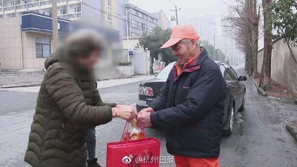 ▲杭州清潔員撿失物拒收回禮：我有4棟房。（圖／翻攝自微博）