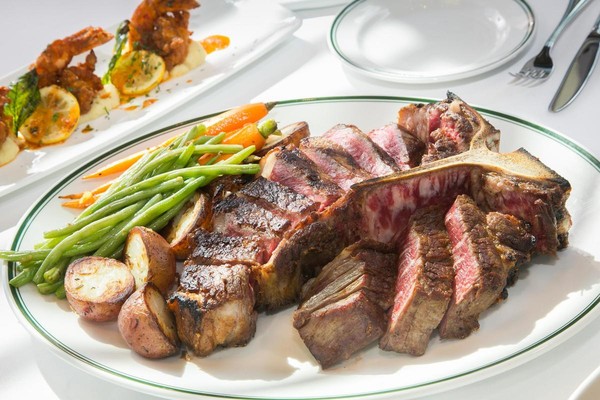 「乾式紅屋牛排46oz」可品嘗到紐約客與菲力兩個部位，富嚼勁的紐約客可嘗到肉的原始風味，菲力外酥內軟。7,680元／份。（圖片由Smith & Wollensky台北店提供）