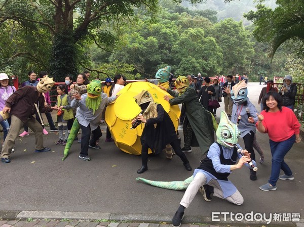 ▲共老團「蜥友嬉遊音樂快閃」　募款所得做愛心。（圖／記者陳凱力翻攝）