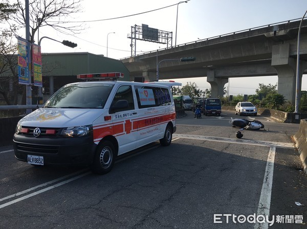 ▲彰化林厝消防分隊1輛救護車，擦撞機車，造成機車騎士受重傷送員基醫院開刀急救。（圖／記者唐詠絮翻攝）