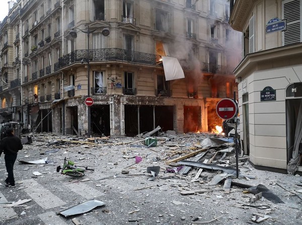 ▲▼巴黎市中心驚傳爆炸。（圖／翻攝自Twitter／JBMontarnier）