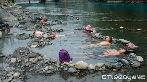 ▲▼冬天烏來野溪溫泉泡湯民眾。（圖／記者湯興漢攝）