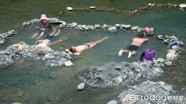 ▲▼冬天烏來野溪溫泉泡湯民眾。（圖／記者湯興漢攝）