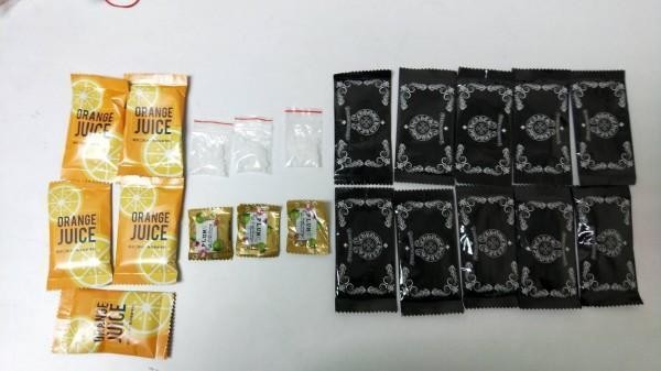 警方查獲的18包毒品與梅錠3顆，多數塞在林女下體與胸罩內。（警方提供）