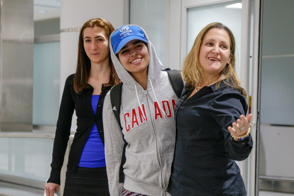 ▲▼ 沙烏地阿拉伯18歲逃家少女奎農（Rahaf Mohammed Al-Qunun）飛抵加拿大多倫多，加拿大外交部長方慧蘭（Chrystia Freeland）前來接機。（圖／路透）