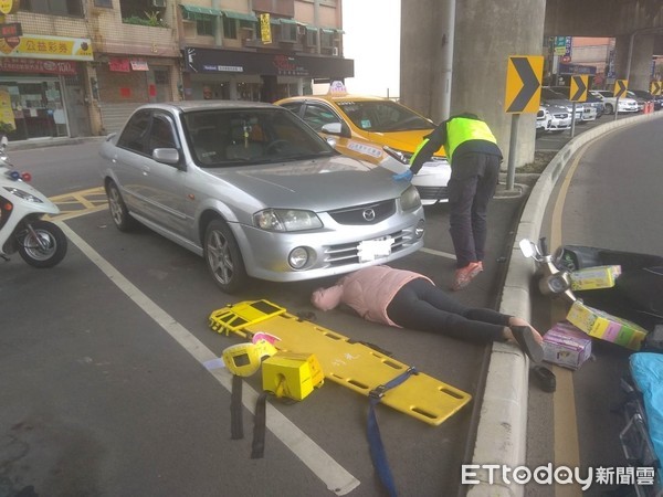 ▲離奇！疑自撞防護石墩再噴進車底　婦頭卡車哀哀叫。（圖／記者陳凱力翻攝）