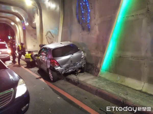 ▲▼酒駕男駕駛轎車擦撞牆壁後遭霹靂警逮捕。（圖／記者陳豐德翻攝）