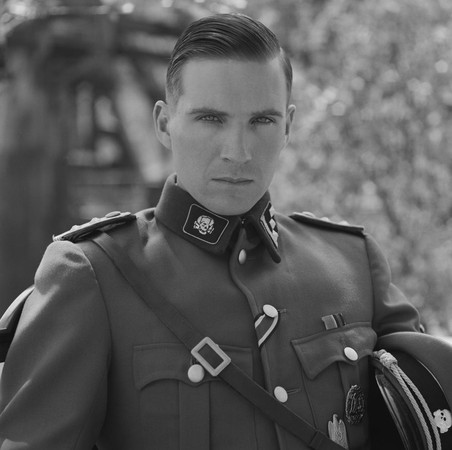 25年前英國的年輕演員雷夫范恩斯，被史匹柏找來扮演納粹軍官，任誰也想不到他日後會演出「佛地魔」。（UIP提供）