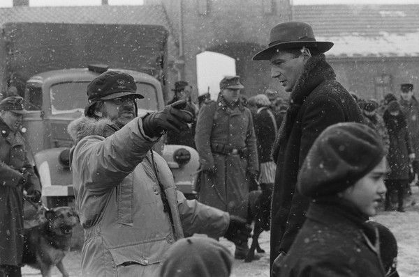 為了還原納粹集中營的真相，史蒂芬史匹柏（左）拋下《侏羅紀公園》，趕赴波蘭捕捉大雪紛飛的場面。（UIP提供）