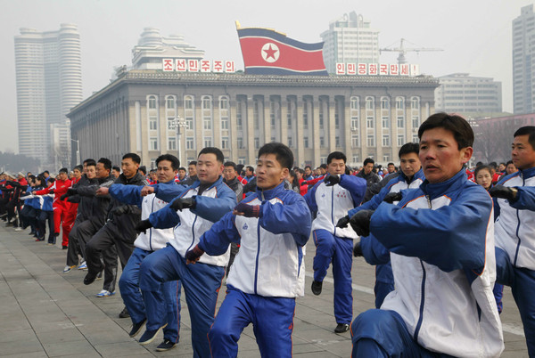 ▲▼ 2019年第一個運動日，北韓官員在金日成廣場跳體操。（圖／達志影像／美聯社）