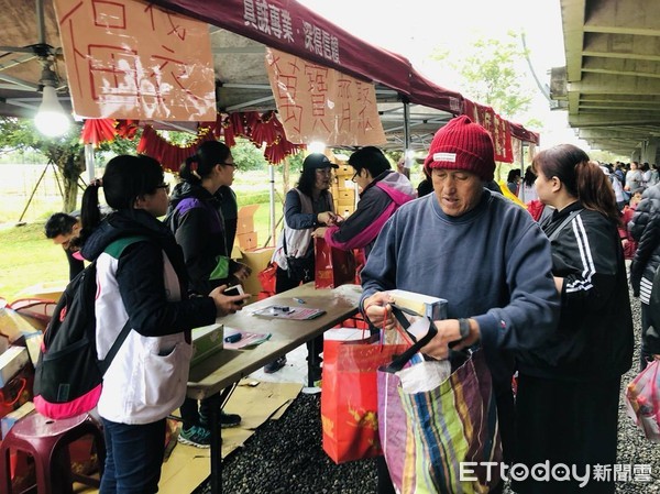 ▲▼宜蘭家扶中心13日在冬山車站鐵路下方廣場，舉行「辦年貨 過好年」活動，讓參與的家庭提前感受過年的歡樂氣氛，回家時有豐盛的年貨組及生活用品，全家可迎新過好年。（圖／記者游芳男翻攝，下同）