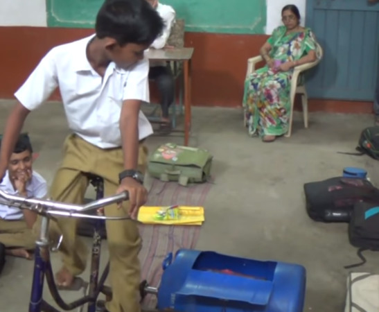 ▲9歲窮苦男童發明低成本滾筒洗衣機。（圖／翻攝自Youtube）