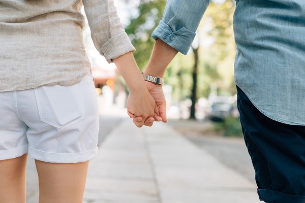 ▲情侶,牽手,夫妻,約會,愛情。（圖／取自免費圖庫Pixabay）