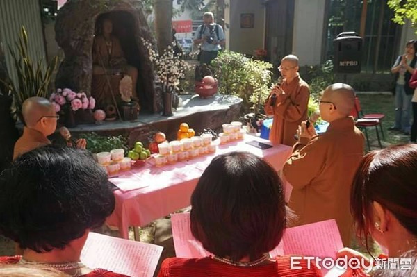 ▲為慶祝佛陀成道日，佛光山國際佛光會東一分會，結合台南市婦女會與台南幸福扶輪社於1月13日特舉辦「臘八粥傳溫情，春聯慶新春」活動。（圖／記者林悅翻攝，下同）