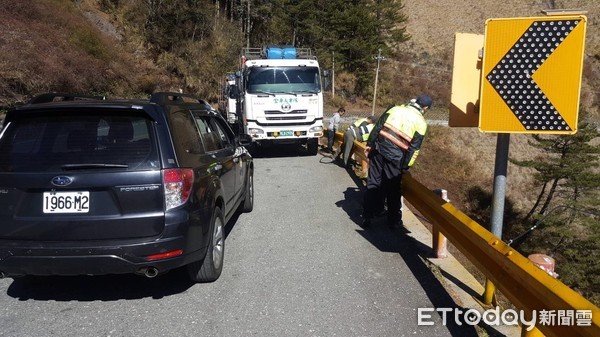 ▲雪季勤務員警商借大貨車以剎車冷卻水噴灑，壓制火線待援。（圖／新城分局提供，下同）