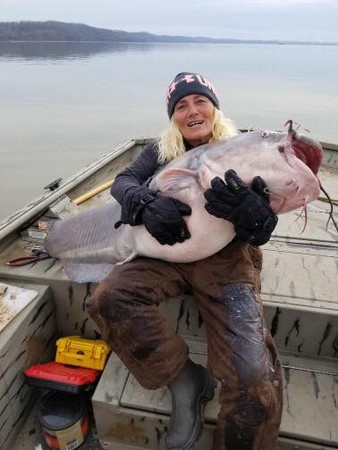 ▲▼Paula Cathey Smith在美國在田納西州抓到一隻88磅如同湖怪一般的巨型鯰魚，。（圖／翻攝自Tennessee Wildlife Resources Agency臉書）