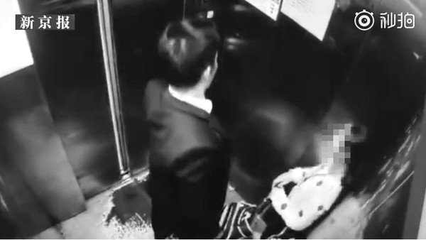 ▲▼電梯門關上後，男子便猥褻女童。（圖／翻攝自《新京報》我們視頻）