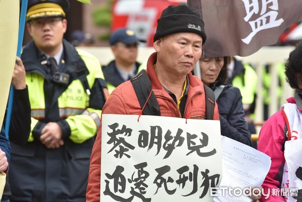 ▲▼台南反迫遷民眾到行政院大門口抗議,黎明幼稚園園長林金連。（圖／記者季相儒攝）