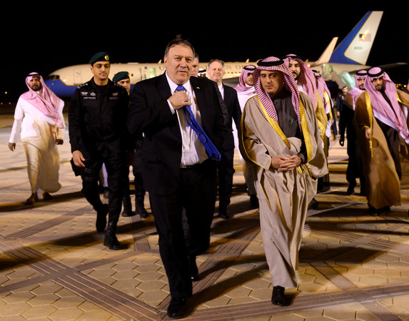 ▲▼蓬佩奧飛抵利雅德，沙國外交部次長朱貝爾（Adel al-Jubeir）親自接機。（圖／路透）