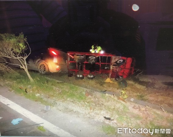 ▲▼農運車遭​轎車追撞翻覆田間，七旬夫婦雙亡。（圖／記者洪正達翻攝）