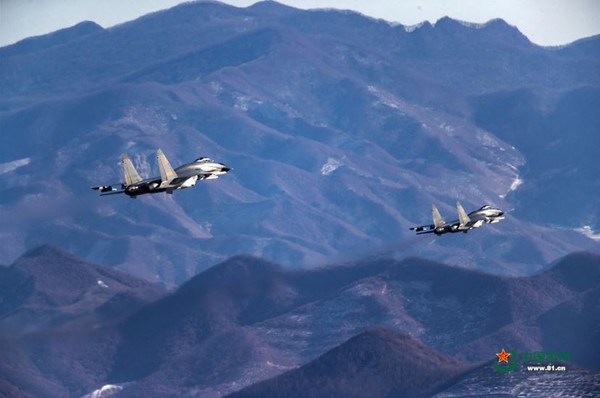 ▲▼殲-11B雙機編隊超低空穿越山谷。（圖／翻攝自中國軍網）