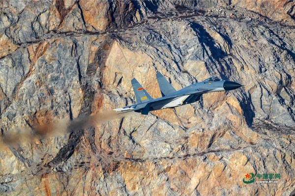 ▲▼殲-11B雙機編隊超低空穿越山谷。（圖／翻攝自中國軍網）