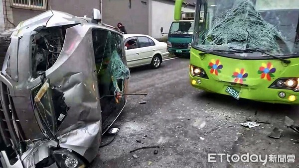 ▲ 轎車疑恍神逆撞安全島彈飛撞公車 駕駛神救援20餘名乘客受驚。（圖／記者郭世賢翻攝）